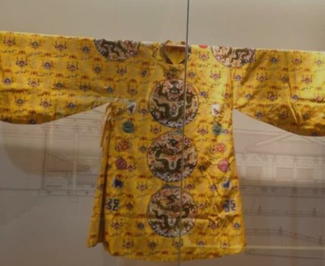 皇帝|皇帝的龙袍从来不洗,别人就不嫌有味道?网友:咱还是穷