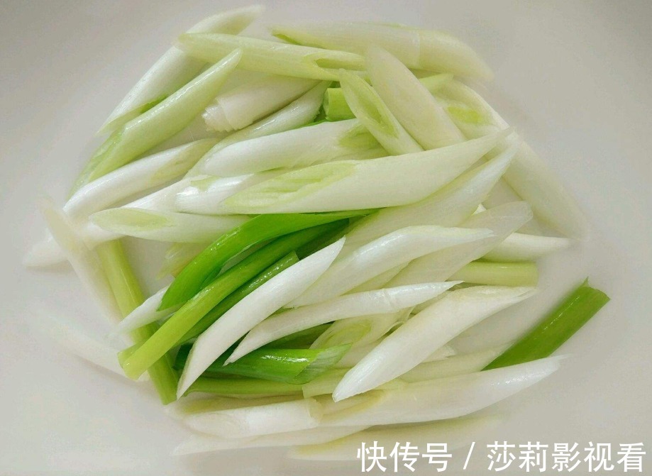 腰椎|民间郎中土方子:3根大葱+1勺红糖,腰不疼了,坐骨神经痛也好了