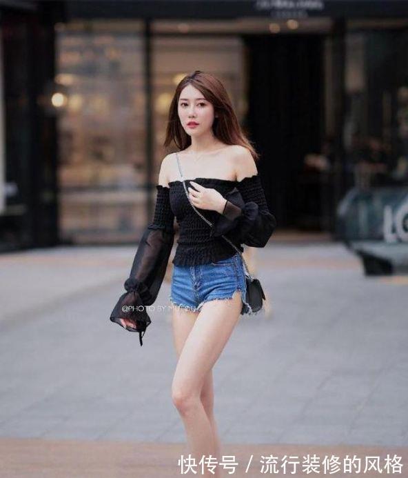 高跟鞋 美女脚上搭配一双橙色系的小高跟鞋,既不会累脚又可以彰显时尚