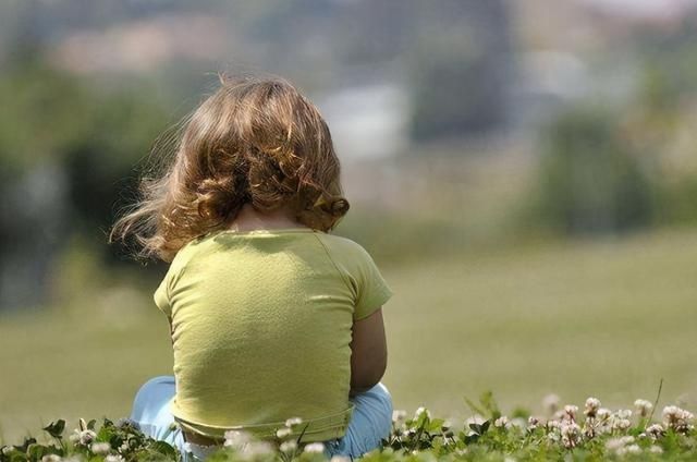 小茹|孩子见到陌生人第一反应，能看出父母家教如何，别把不说话当内向