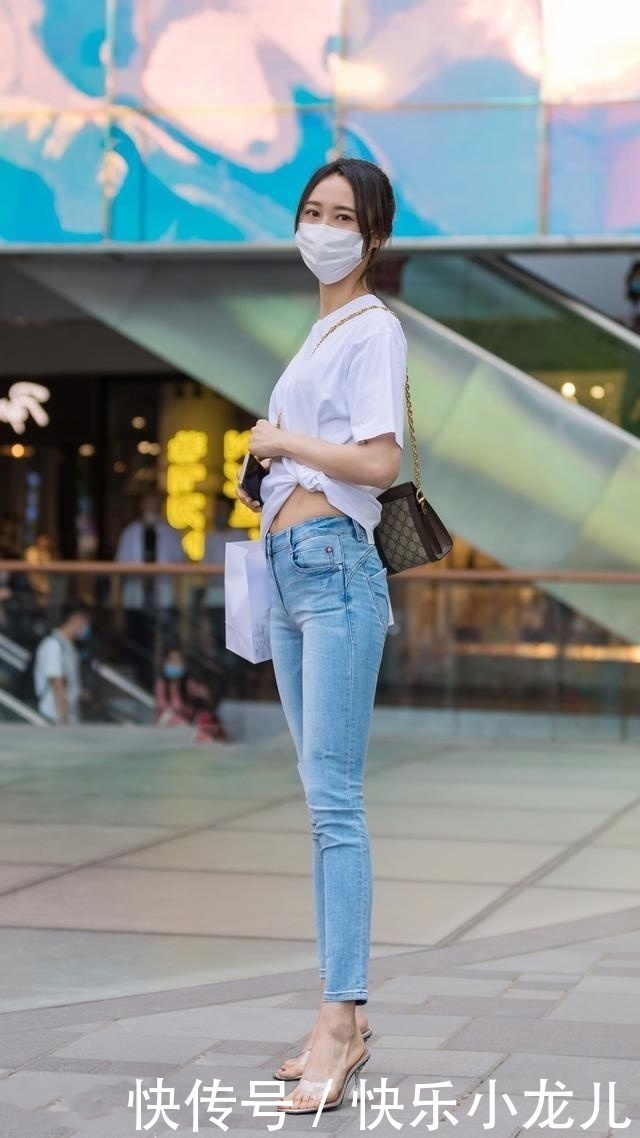 街拍小姐姐穿着黄色的字母印花小背心,可爱又减龄