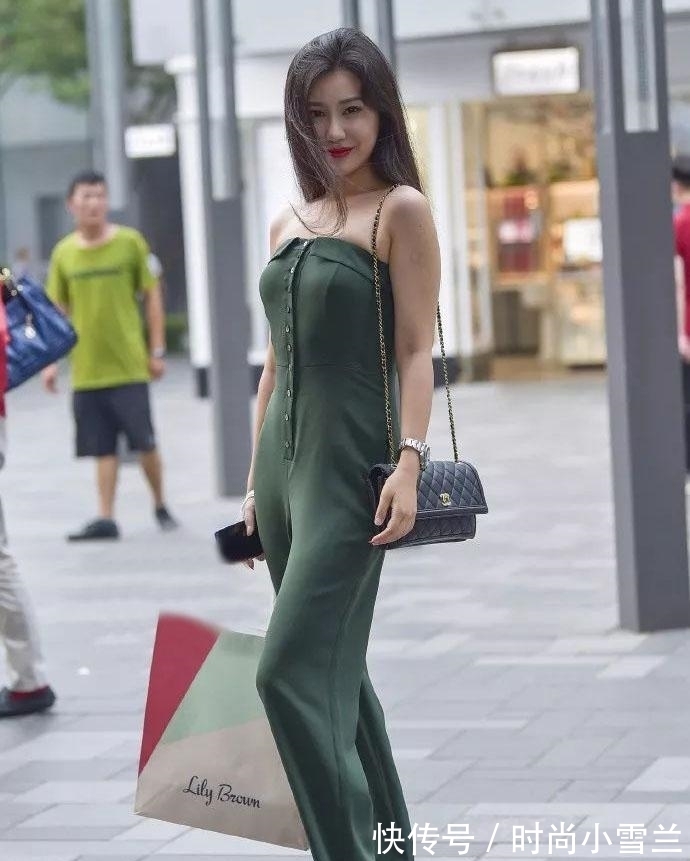 穿搭 夏末的通勤风穿搭,选一条宽松连衣阔腿裤搭配,简单休闲又耐看