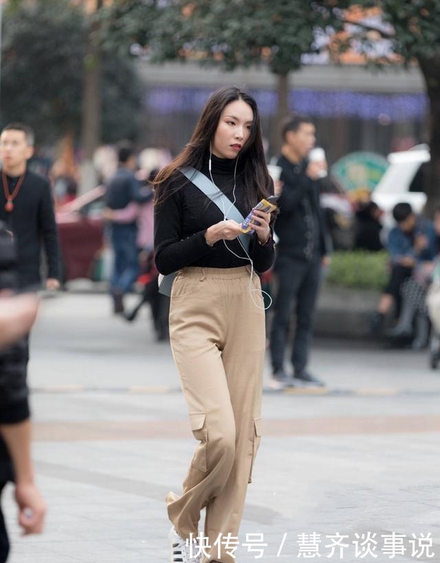 绽放|街拍:格子衬衫+黑色束腰大衣,美女绽放迷人微笑,美如