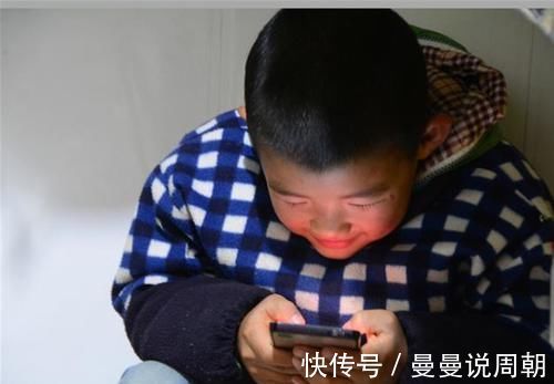 黄段子|“天天玩手机”的孩子,和“从不玩手机”的孩子,差距一眼能分辨