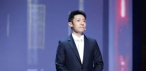 康辉的评论很尖锐,董卿教会了玩家如何表现