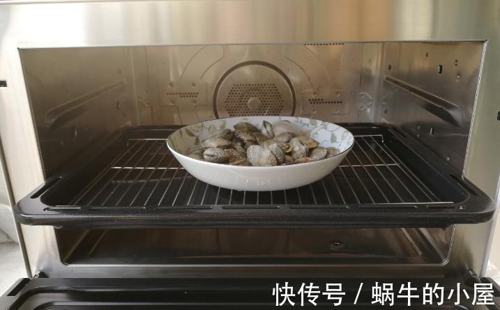 鲜美|蛤蜊这个样做，鲜美下饭还省事，加入蒜蓉蒸一蒸就出锅