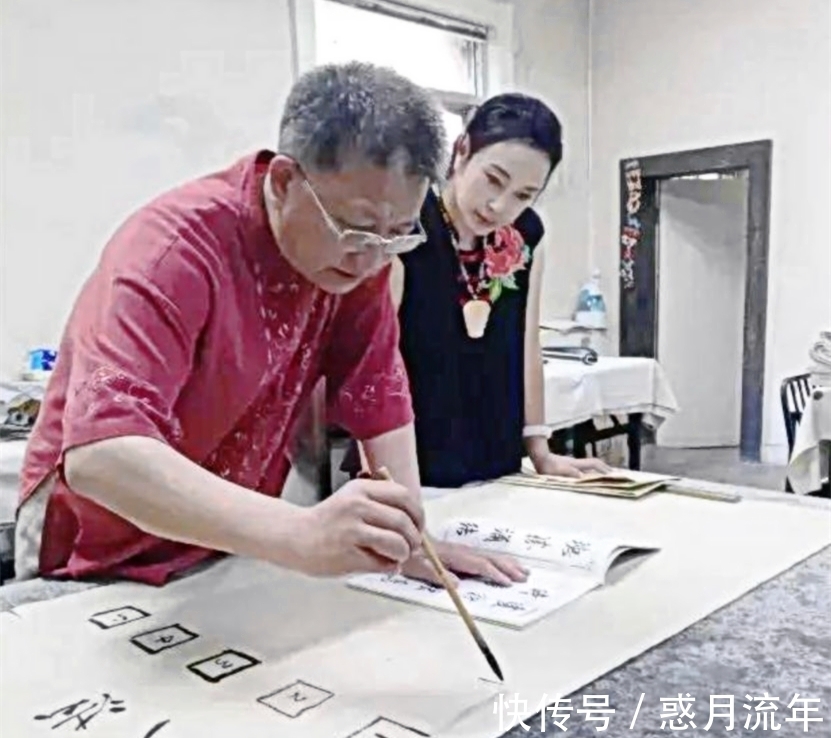 书法展$刘晓庆个人书法展亮相，引起热议，对明星书法你怎么看？