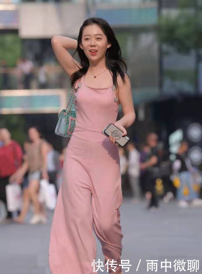 高跟鞋 矮个子的连体裤穿搭示范,背部的设计十分吸睛,看起来俏皮又灵动