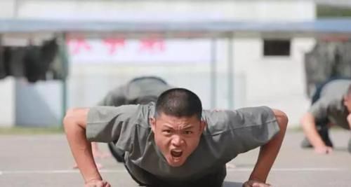 俯卧撑|军人一分钟做多少俯卧撑,才达到合格水平?别小瞧了这个数
