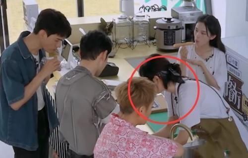 全员干活唯独姚安娜玩手机，连黄晓明讲话都忽视，这是有多大牌？