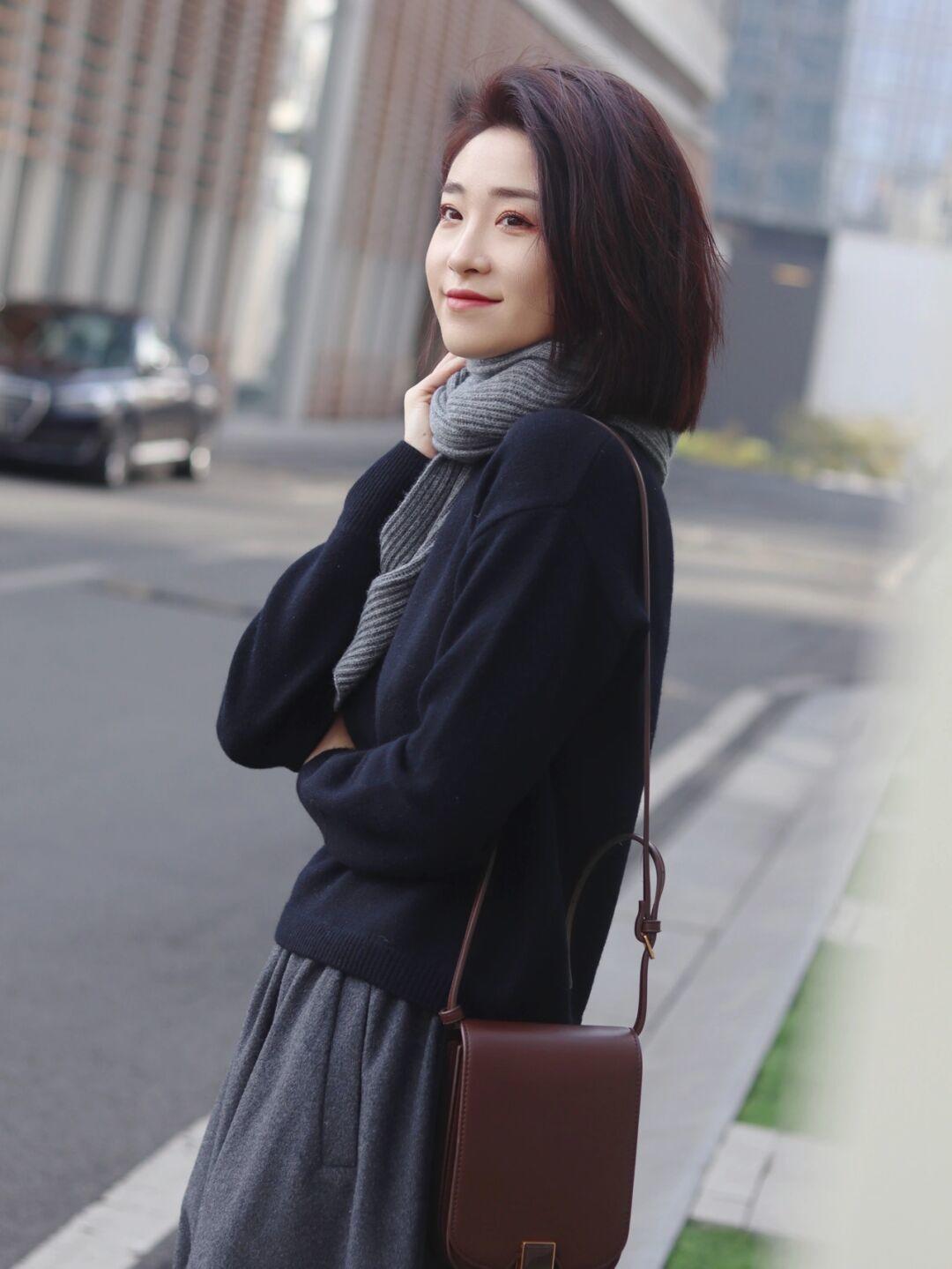 搭配 这才是冬季穿衣的典范,不刻意扮嫩,一件“毛衣”就足够