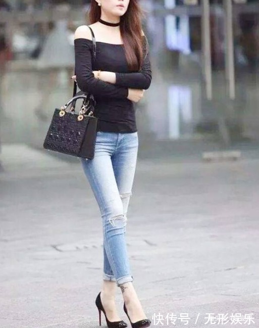 小白鞋 粉色T恤,搭配牛仔裤,减龄又雅致,表达清爽夏季穿搭风格