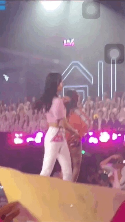 救场|孔雪儿618晚会遇舞台事故,裙子开了险滑落,淡定救场获赞无数