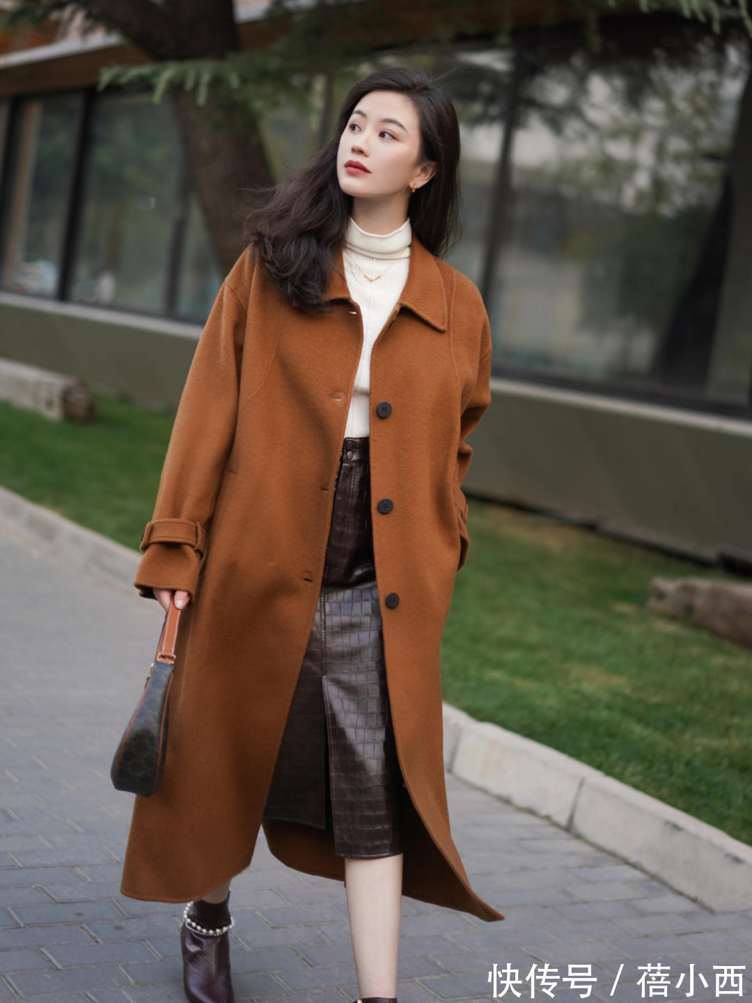 博主|穿大衣,不一定要配小黑裤才好看,搭配“半身裙”更时髦上档次