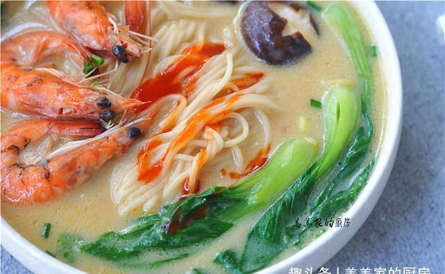 秋天吃早餐，迷上了此款！汤汁鲜浓，面条油润，做法超简单！
