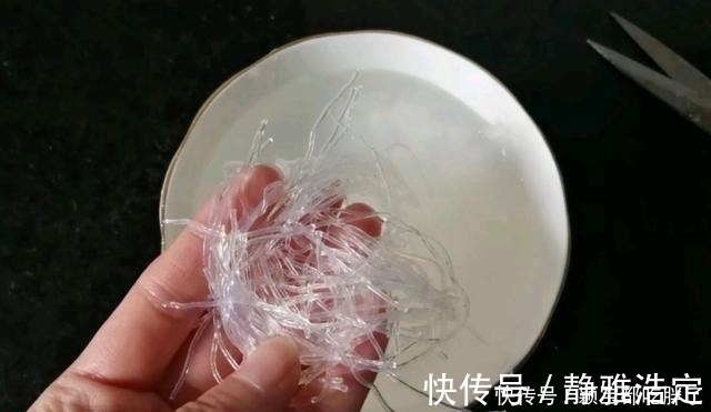 蒜蓉粉丝蒸生蚝,只要跟着步骤一点点做,蒸出来的比饭店还香