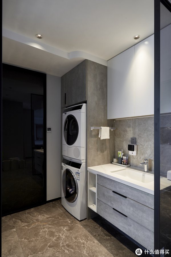 卫浴|绝！5口之家0杂物，只靠1扇门实现卫浴三分离