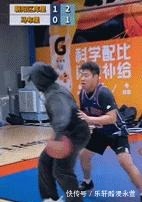 马政委|马布里挑战“朝阳库里”!摘掉假发后,众人才发现,原来是马政委