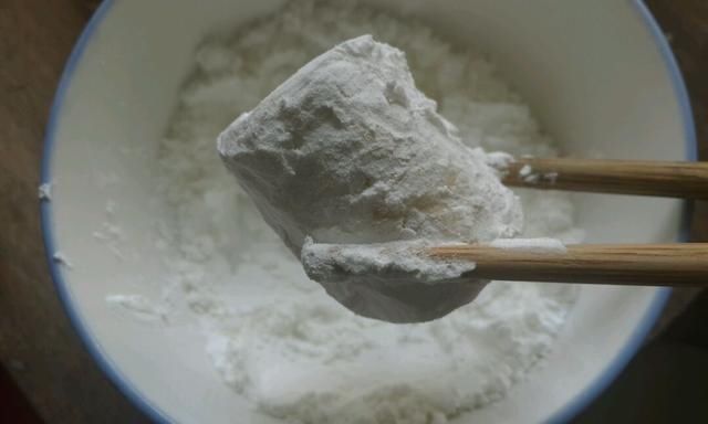 香蕉段|香蕉别直接吃，加1个鸡蛋换个做法，外酥里嫩，儿子当零食吃