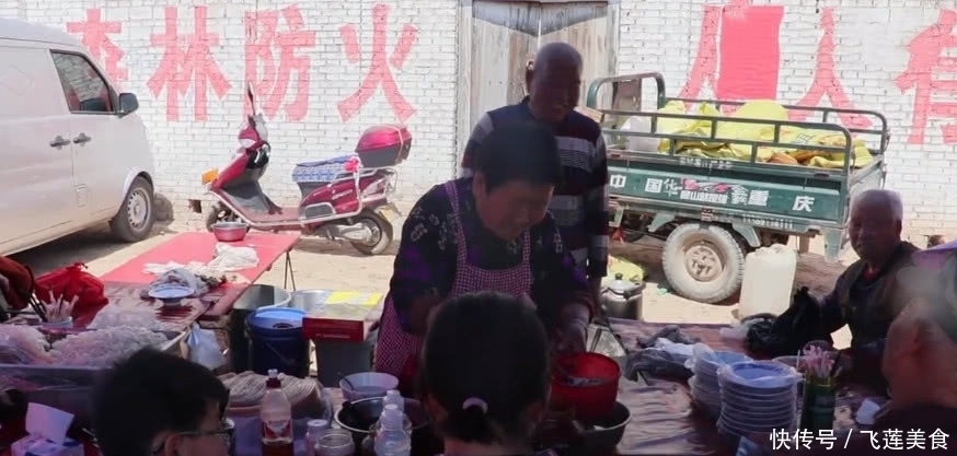 大娘|大娘卖“失传”小吃,8元一份抢着买,看清后,网友:长见识