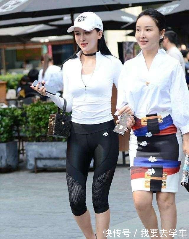 打底裤 白色露脐小背心搭配黑色打底裤,基础款服装搭配,体现出清爽气质!