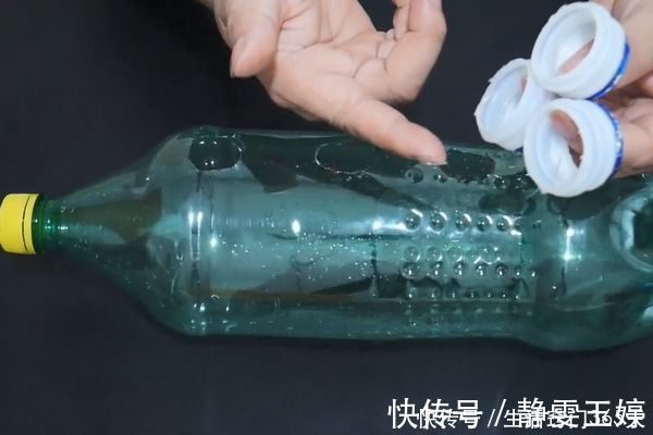 热熔胶|大号的塑料瓶我从来不扔,切几刀放在卫生间,全家人都要抢着用!