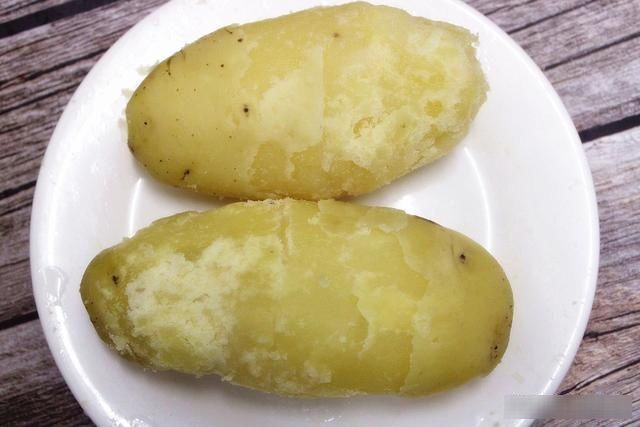 土豆去皮原来这么简单,大厨教您一招,一拉就开,再也不用削皮了