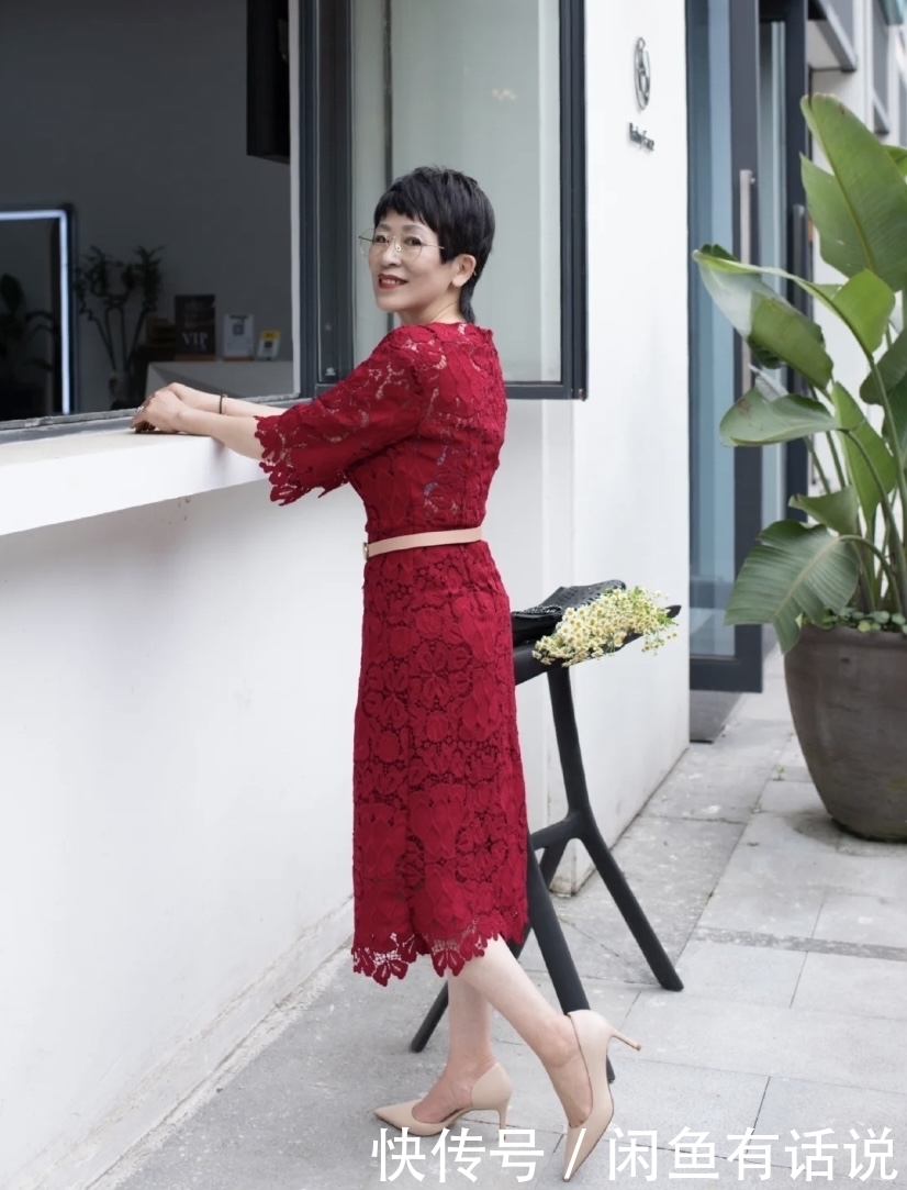 蕾丝|五六十岁才不是黄脸婆,瞧瞧这位日本主妇的穿搭,简单却优雅大气