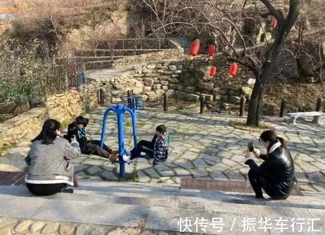 世界冠军|感动!王楠带娃回农村老家,儿女偶遇国旗连忙敬礼,强烈爱国之情