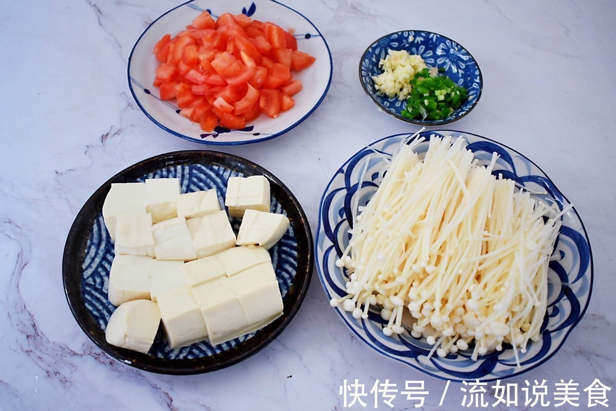 餐桌上不能少了汤,番茄搭配豆腐,酸爽又开胃