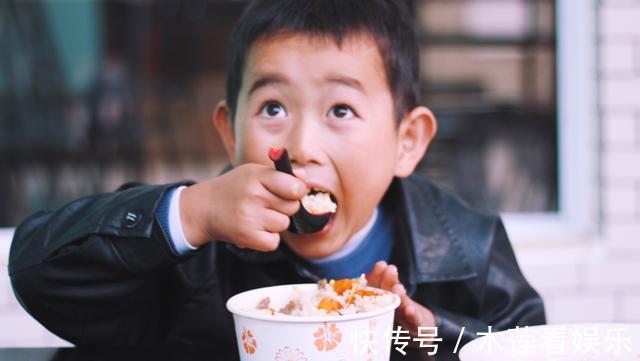 父母|母子在饭店吃了碗面,刚走出门,老板娘摇头这妈后半辈子惨咯