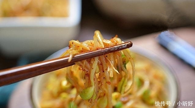  上桌|炒豆芽换个做法，鲜香美味，非常下饭，很快就能上桌