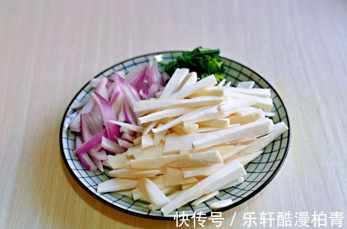 降血脂|杏鲍菇这样做，大人孩子都爱吃，加入鱿鱼一起炒，味道更加鲜美