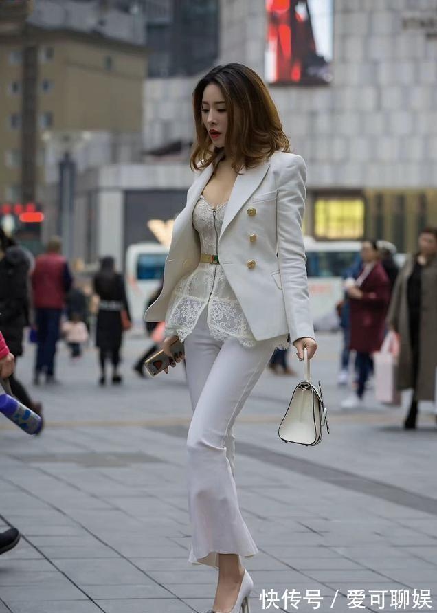 露脐装 时髦的穿着,露脐装,虽然很时髦,但它对身材的要求更严格