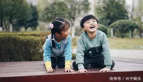 二宝|趁妹妹还没醒,大宝偷亲一下,被妈妈发现后,表情可太逗了