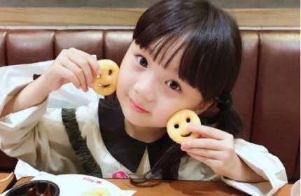 辣妈|二胎妈妈带娃机场照火了,网友羡慕:后悔没有早一点生孩子