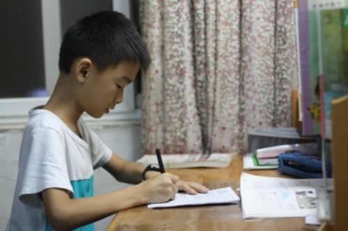 |小学生作文《我的班主任》火了,语言搞笑形容贴切,老师哭笑不得