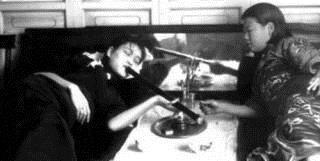 女子|13张老照片再现吸食鸦片的清朝百姓男子骨瘦如柴,女子媚态毕露