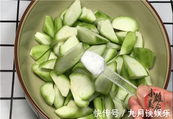 炒丝瓜时，马上下锅就错了，难怪丝瓜发黑没食欲，早懂早受益！
