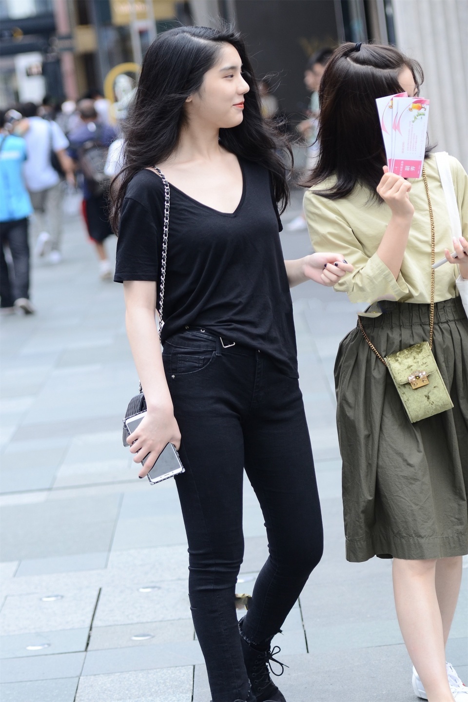 短袖|美女街拍:黑色时尚短袖,搭配同色系长裤,也能穿出时髦感
