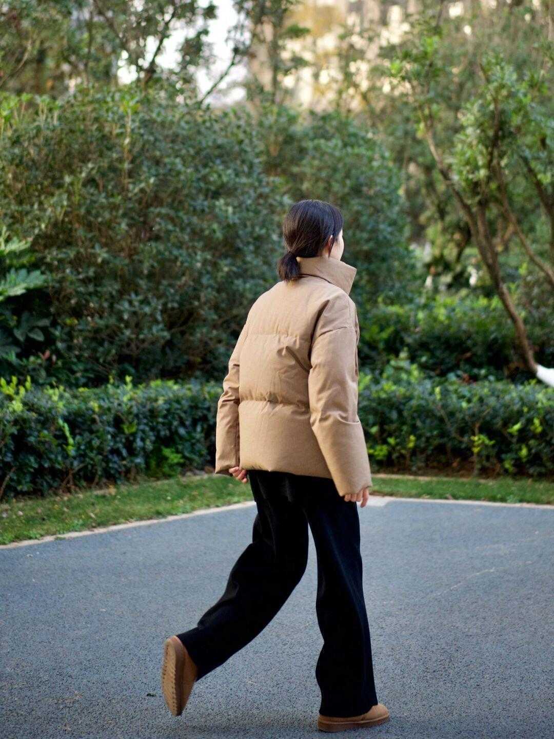 羽绒服 爱美的女人穿羽绒服不配打底裤，这些裤子更时髦个性，你有几条？