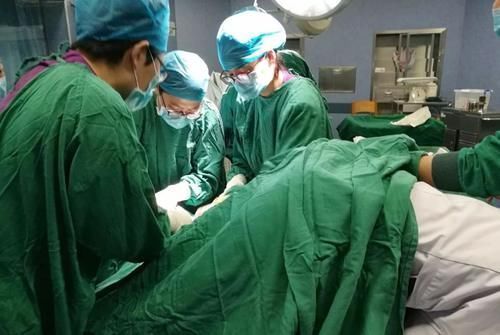 娇娇|“医生,能别用产钳吗?”产妇忍痛换跪姿分娩,为母则刚很感人