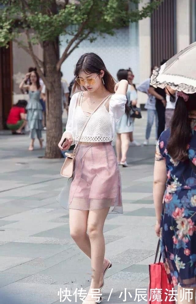 显高|路人街拍,美女白色开衫搭配红色休闲裤,非常的显高