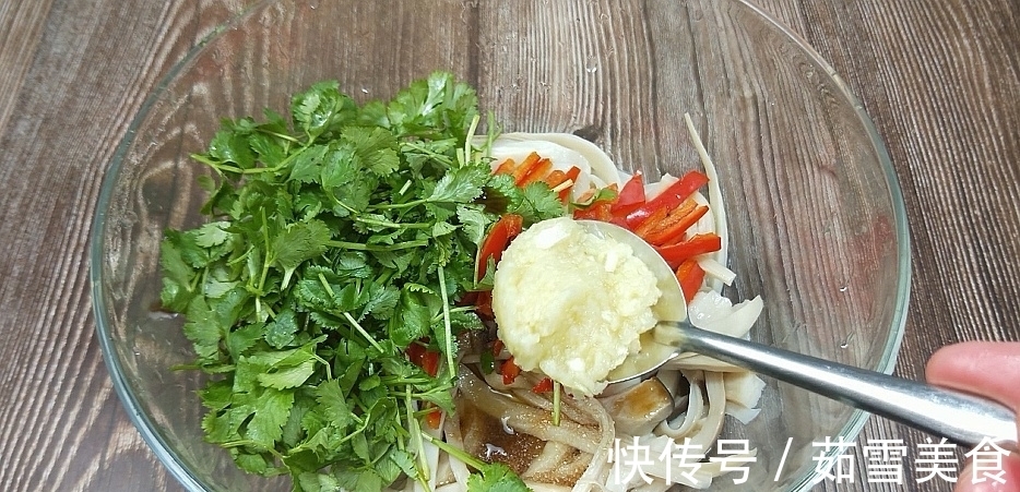 诱人|杏鲍菇的新吃法,一次做4根,看着诱人吃的过瘾,太有创意了