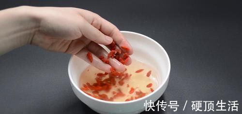 发霉|枸杞放久了发霉发粘？学会这诀窍，保存多久都不会受潮变质，真棒