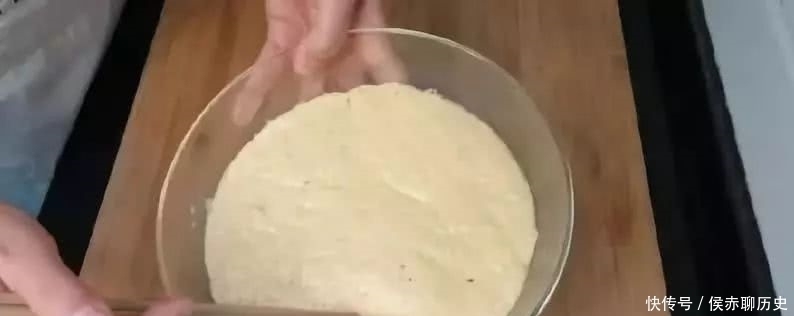 玉米面|“玉米面”新做法,2个鸡蛋,一碗水,不沾手不揉面,出锅比肉香