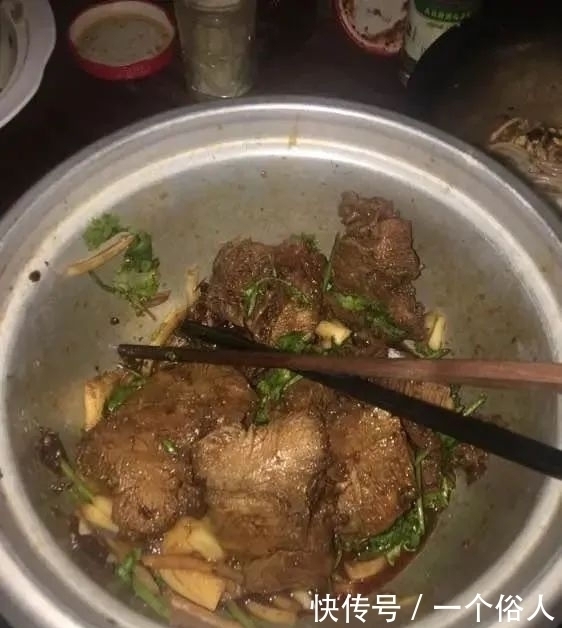 我在非洲的苦逼生活,替老板管黑人,一斤青菜卖40元,牛肉卖8块