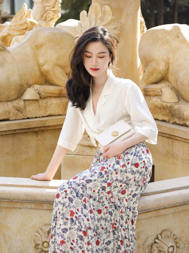 搭配|碎花裙在秋天没过时,依然很好看,搭配一件外套温柔优雅又有气质