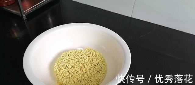 泡面丸子|你吃过炸的泡面吗香喷喷的，咬一口嘎嘣脆！