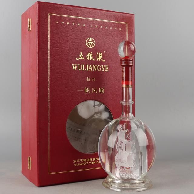 酒瓶设计|3款“伪高端”白酒,包装华丽,价格昂贵,很多酒友一直都在喝